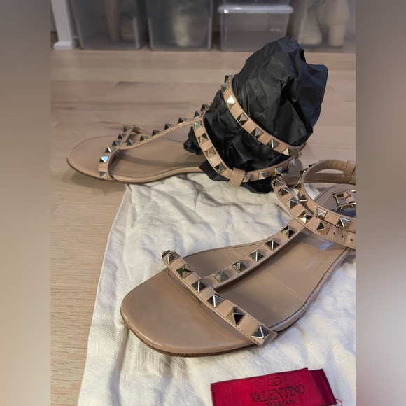 Valentino Garavani Rockstud T-strap sandal in Tan, size 37 - Picture 10 of 12
